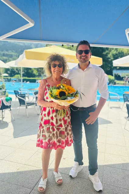 Bürgermeister Stefan Hattenbach gratuliert Ulrike Köninger und überreicht einen Gutschein für eine Schwimmbadjahreskarte.
 | Foto: Gemeinde Kappelrodeck/Jasmin Liebich