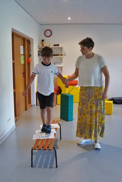 Annette Litterst begleitet ein Kind bei einer spielerischen Übung des „Löwenstark“-Parcours.  | Foto: Tamara Fritsch/Stadt Oberkirch
