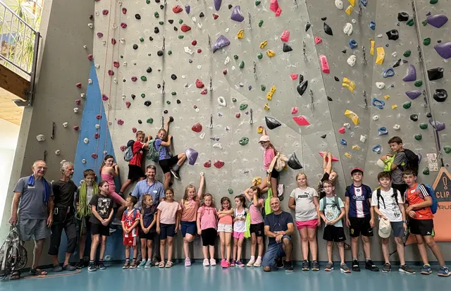 Bürgermeister Viktor Lorenz gemeinsam mit den Teilnehmenden und dem ehrenamtlichen Team der DAV-Sektion Offenburg im Kletterzentrum | Foto: Gemeinde Appenweier