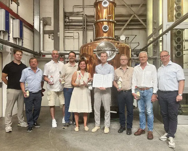 Nicolai Benz (v. l.), Bernd Görig, Holger Blum, Joachim Neymeyer, Anne-Katrin Hormann, Philipp Schladerer, Axel Sättler, Hansjörg Weis und Sascha Mielke mit dem offenen Brief | Foto: Verband der Baden-Württembergischen Spirituosen-Hersteller