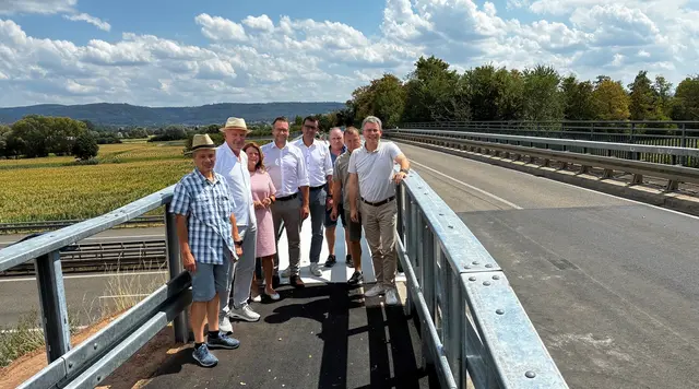 Die Ampelregelung auf der Autobahnbrücke zwischen Schuttern und Schutterzell kann entfallen. Über die nun umgesetzte Lösung freuen sich (von rechts): Landrat Thorsten Erny; Jürgen Silberer, Ortsvorsteher Schuttern; Thomas Eble, Ortsvorsteher Schutterzell, Friesenheims Bürgermeister Erik Weide, Neurieds Bürgermeister Tobias Uhrich, Dezernentin Alexandra Roth, Straßenbauamtsleiter Roland Gäßler (beide Ortenaukreis) sowie  Joachim Eichner, stellvertretender von Schutterzell. | Foto: Pirmin Huber/Ortenaukreis