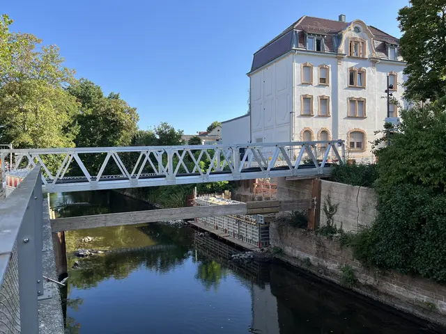 In der kommenden Woche werden am Offenburger Mühlbach die ersten Brückenbauteile eingesetzt. | Foto: gro