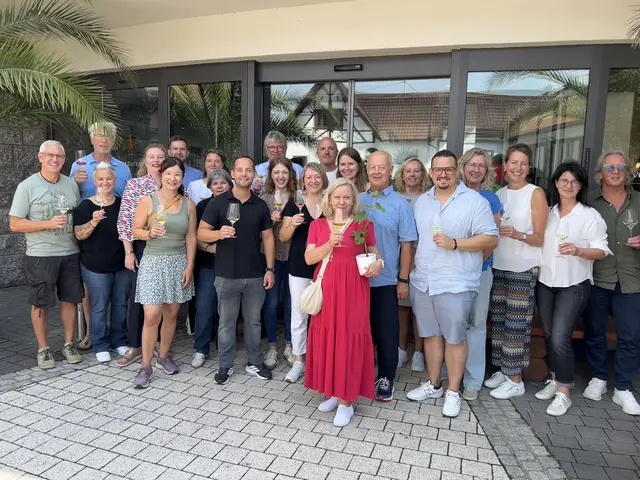 Kursleiter Sebastian Paulus (2. v. l.) freut sich mit den frisch ausgebildeten Wein-Guides über den erfolgreichen Abschluss des Kurses 2025/2026 der Volkshochschule Ortenau und des Weinparadies Ortenau. | Foto: vhs Ortenau