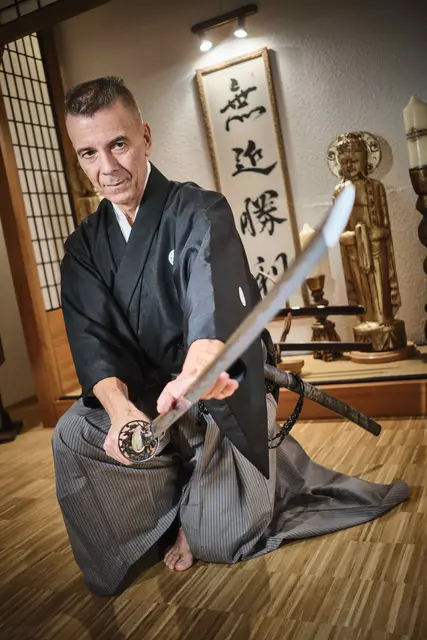 Der gebürtige Renchener John Görmann hat erst mit fast 30 Jahren mit Karate und Iaidô angefangen. Heute gilt der 60-Jährige als einer der höchstgraduierten Iaidôka in Europa und gibt sein Wissen als Trainer weiter.  | Foto: Michael Bode