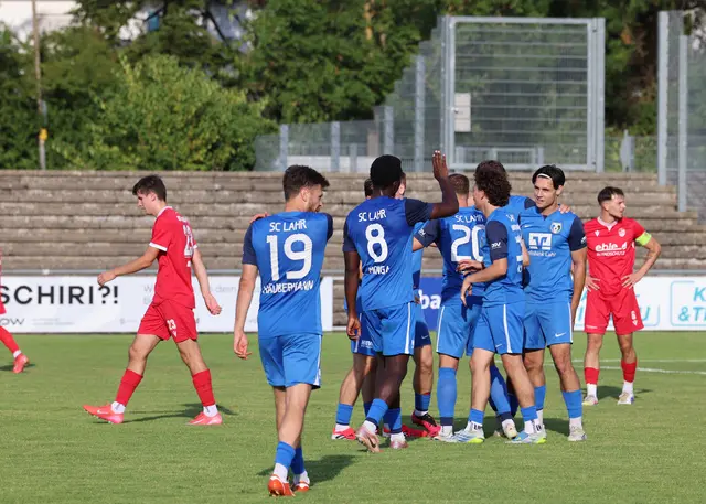 Konstantin Fries traf im Südbadischen Pokal gegen den Offenburger FV doppelt. Die Teamkollegen bejubeln das 2:0 des offensiven Mittelfeldakteurs des Sportclubs Lahr. | Foto: Fissler