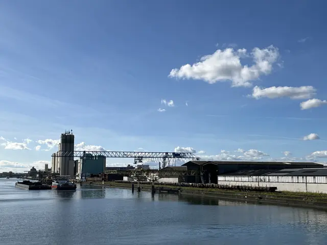 Das Niedrigwasser des Rheins ist auch für den Hafen Kehl spürbar: Der Schiffsgüterumschlag ist deutlich zurückgegangen, die Schiffe sind nur noch zu einem Drittel beladen.  | Foto: Archivfoto: gro