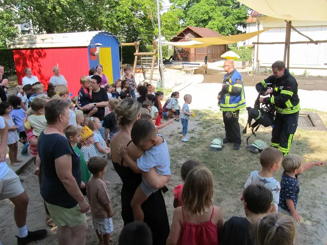 Die Feuerwehrleute gaben Einblick in ihre Arbeit.  | Foto: Miriam Garbaczok