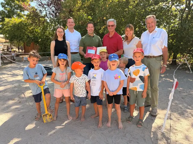 Isabelle Leopold, Pfarreiökonom Georg Zeferer, Oberbürgermeister Manuel Tabor, Stiftungsratsvorsitzender und Spendenbotschafter Jürgen Klemm, Kindergartenleiterin Viktoria Sutterer und Ortsvorsteher Helmut Huber sowie einige Kindergartenkinder | Foto: Stadt Achern