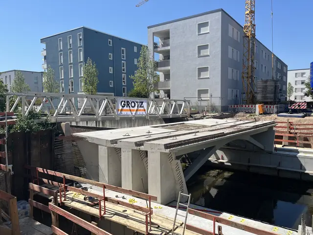 Am Mittag liegen die ersten drei Teile auf den Uferbefestigungen - Blick vom Ostufer aus. | Foto: gro