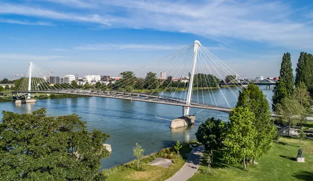 Beliebt bei Übernachtungsgästen in Kehl: das Rheinvorland und der Garten der zwei Ufer mit weitläufigen Grünflächen und der Passerelle des Deux Rives. | Foto: Stadt Kehl