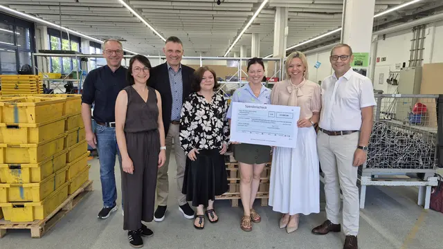 Marco Zink (v. l.), Dr. Katrin Merkel, Frank Breuninger, Kirstin Keller, Kathrin Gerber-Schaufler, Susanne Scheck-Reitz und Klaus Muttach bei der symbolischen Scheckübergabe
 | Foto: Susanne Hasel