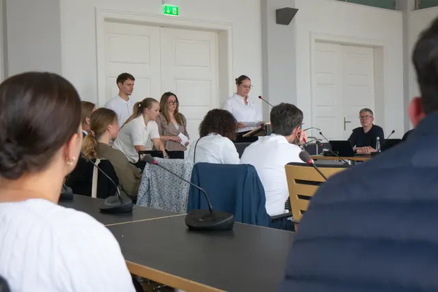 Was geschieht mit ausgedientem Büroinventar? Eine Gruppe Studierender der Hochschule Kehl stellte dem Arbeitskreis ein Fachprojekt mit Lösungsvorschlägen vor. | Foto: Stadt Kehl/Norman Mummert