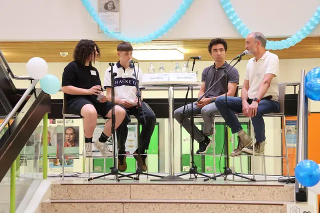 Die Schüler und die beiden Experten Emil Mertz (2. v. r.) und Klaus Müller (r.) diskutieren miteinander. | Foto: Sandro Weis