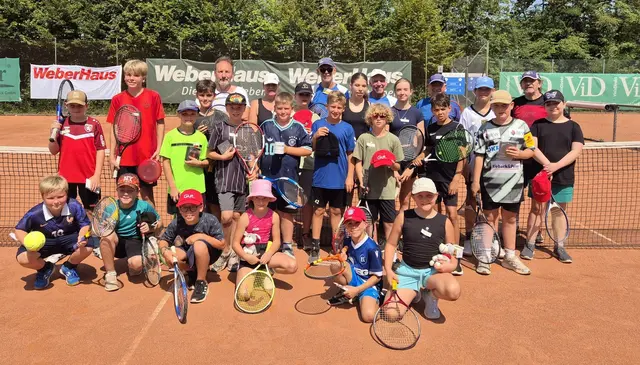 1.	Mit viel Freude sammeln die Kinder beim „Tenniskurs für Kinder“ erste Erfahrungen mit Vorhand, Rückhand und Volley.  | Foto: Turnerbund Freistett