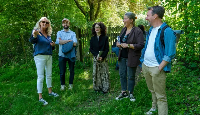 Michaela Könner, ehemalige städtische Fachkoordinatorin für Kinder (v. l.), Jérémie Leymarie, stellvertretender Straßburger Fachbereichsleiter Frühe Kindheit, Delphine Bernard und Céline Geissmann, Straßburger Stadträtinnen, und Jean-Charles Guimard, Straßburger Leiter des Projekts Cours Oasis zur ökologischen Schulhofumgestaltung, auf der Streckerwiese in den Rheinauen. | Foto: Stadt Kehl/Gabriele Dasch