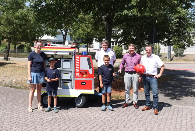 Freuen sich über die Förderung der Regionalstiftung und den neuen Rollcontainer für die Kinderfeuerwehr Appenweier: Ann-Kathrin Kirschberger, Feuerwehr Appenweier (v. l.), Kommandant Jürgen Stäbler, Bürgermeister Viktor Lorenz und Thomas Riexinger, Sparkasse Offenburg-Ortenau, Geschäftsstellenleiter Appenweier | Foto: Gemeinde Appenweier