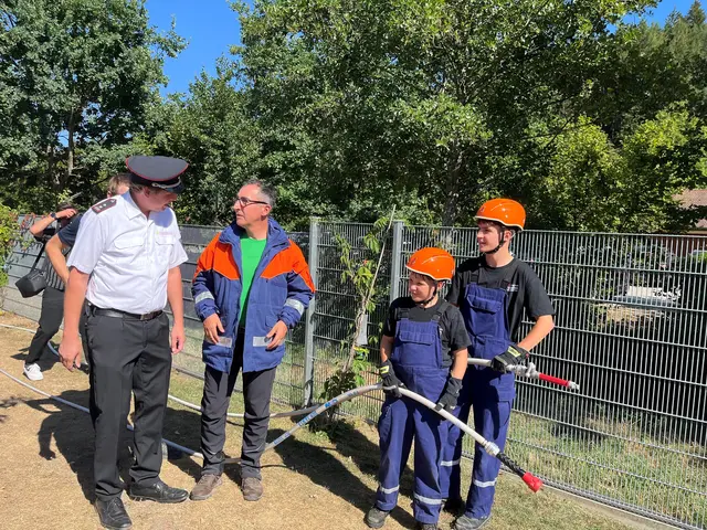 Hofstetten hat auch eine sehr aktive Jugendfeuerwehr. Diese hatte eine kleine Übung für den Ministerpräsidenten mit entsprechender Schutzjacke vorbereitet.