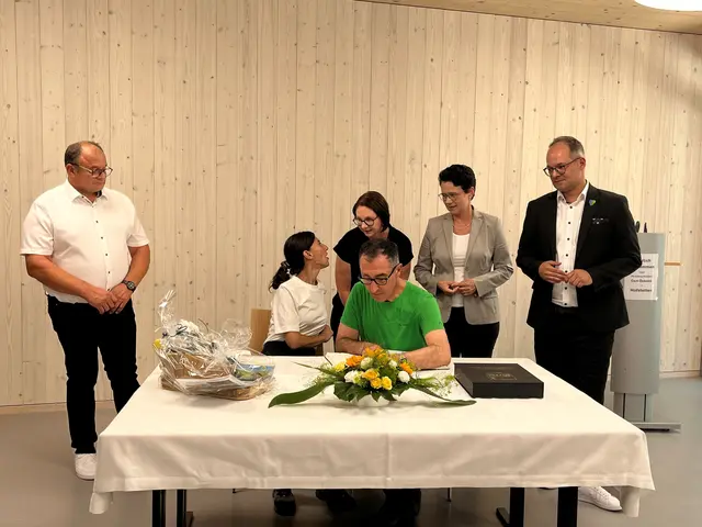 Eintrag ins goldene Buch der Gemeinde (v. l.): Bürgermeisterstell-vertreter Bernhard Krämer, Flavia Zaka, Ehefrau des Ministerprä-sidenten, Sandra Boser, MdL und stellvertretenden Fraktionsvor-sitzende der Grünen im Landtag, Cem Özdemir, Ministerin Marion Gentges und Martin Aßmuth