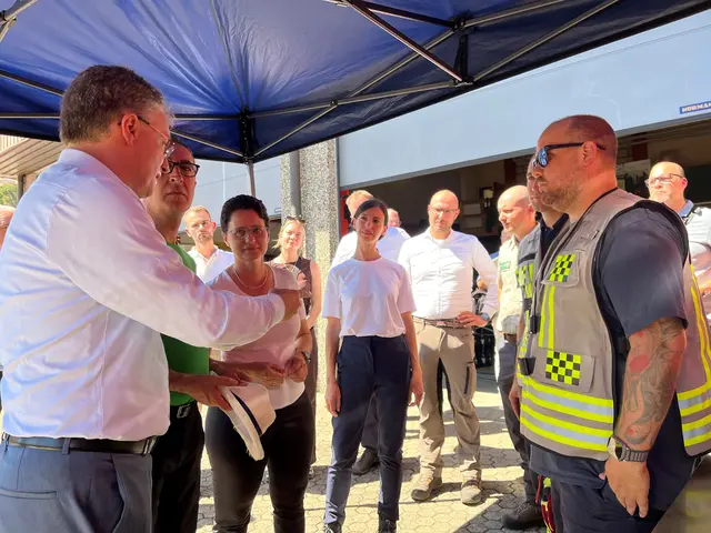 Landrat Thorsten Erny erklärt, wie die Drohnenstaffel Renchtal die Löscharbeiten unterstützten. | Foto: ag
