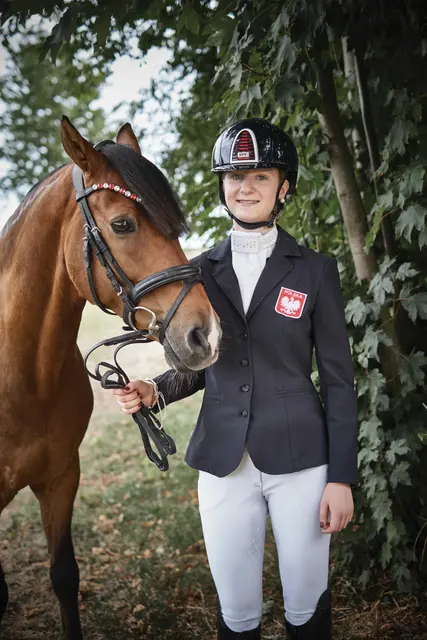 Stella-Sofie Mankowski ist nicht nur leidenschaftliche Reiterin, sondern auch sehr erfolgreich. Vor allem ist die Jugendliche aber eine echte Pferdenärrin. Sie verbringt einfach gerne Zeit mit ihrem Pony Genti und will, dass es sich wohlfühlt. | Foto: Michael Bode