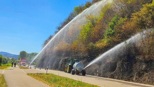 Auch die Landwirte halfen den Feuerwehrleuten bei den Löscharbeiten mit ihren Wasserfässern.  | Foto: Foto: Esther Busch/EinsatzReport24