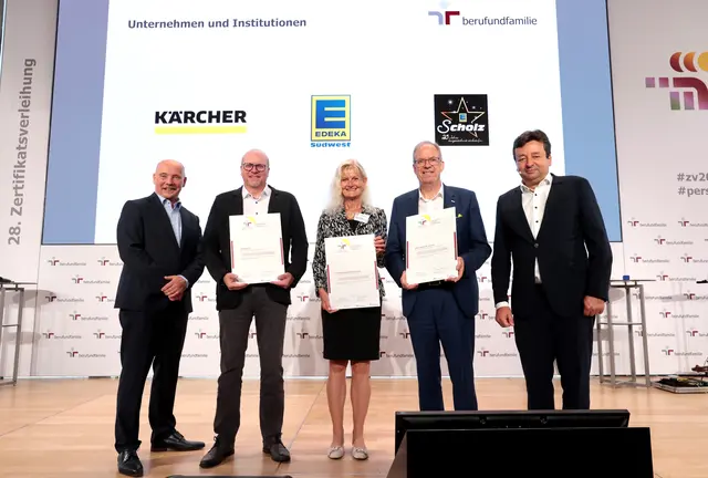 Petra Schröder, Personalleiterin Edeka Südwest (Mitte), und Frank Ruppert, Edeka Scholz (2. v. l.), gemeinsam mit Vertretern der berufundfamilie Service GmbH und beteiligter Unternehmen | Foto: Jens Schicke/ berufundfamilie Service GmbH 
