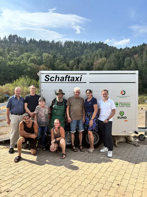 Startschuss für das Schaftaxi: Arano Zürcher (v. l.), Michael Heizmann, Familien Bischler und Lehmann, Siedfried Schaub, Anne-Marie Jarry und Sven Müller | Foto: Stadt Gengenbach