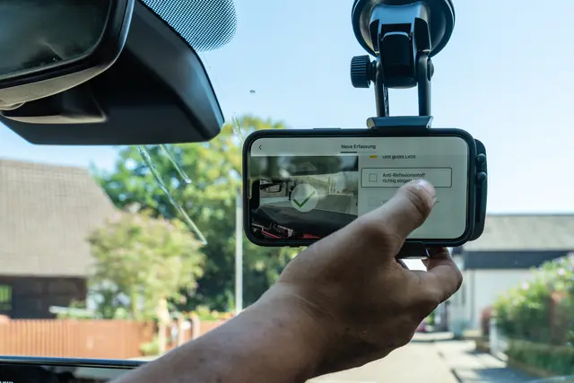 Mit einem besonderen Handy wird in Kehl der Straßenzustand erfasst. | Foto: Stadt Kehl