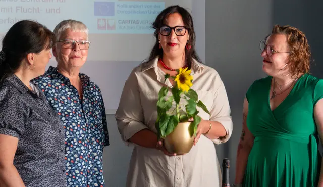 Verabschiedung von Jannate Hammerstein nach vielen Jahren Engagement in der KKP: (v. l.) Melanie Frühe, Leiterin Stadtteil- und Sozialraumentwicklung, Ulrike Jensen, Bewährungshelferin in Offenburg, Jannate Hammerstein, Leiterin Bildungs- und Sozialplanung, und Binja Frick, Leiterin der Jugendarbeit und Jugendsozialarbeit | Foto: Stadt Kehl/Gabriele Dasch