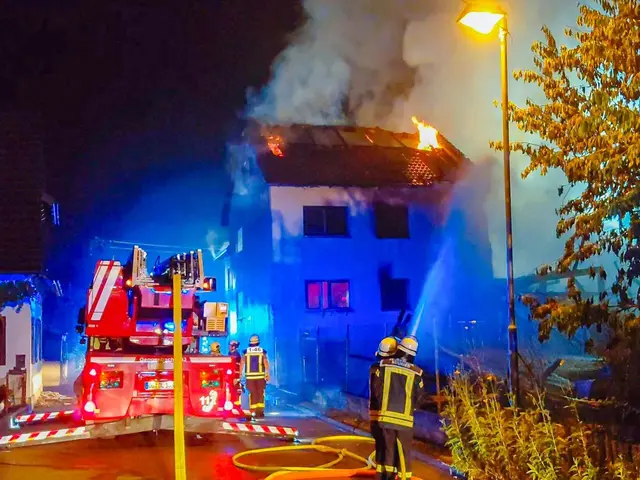 Drei Gebäude wurden bei einem Brand in Neuried ein Raub der Flammen. | Foto: Nevio Zipsin/EinsatzReport24