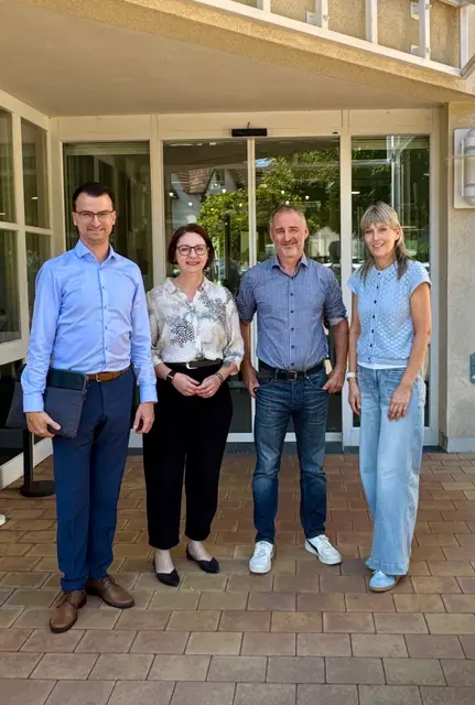 Bürgermeister Michael Moser (v. l.), Sandra Boser, Heimleiter Sascha Schmieder und Sandra Seitz, Leiterin der Tagespflege | Foto: Büro Sandra Boser MdL