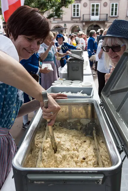 Der Hirsebrei wird ausgeteilt. | Foto: Copyright: JF. BADIAS pour Strasbourg Eurométropole