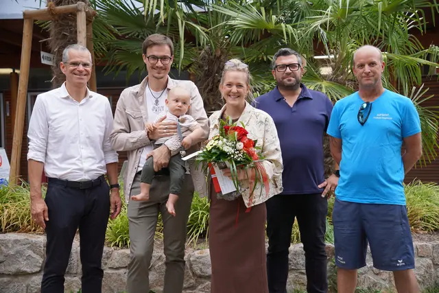 Bürgermeister Christoph Lipps (l.) gratuliert gemeinsam mit Kiosk-Inhaber Bora Cengiz (2.v.r.) und dem stellvertretenden Schwimmbadleiter Manuel Vetter (r.) der glücklichen Familie Yann Bauer, Alisa Meier und Sohn Elio. | Foto: Denise Burkart/Stadt Oberkirch 