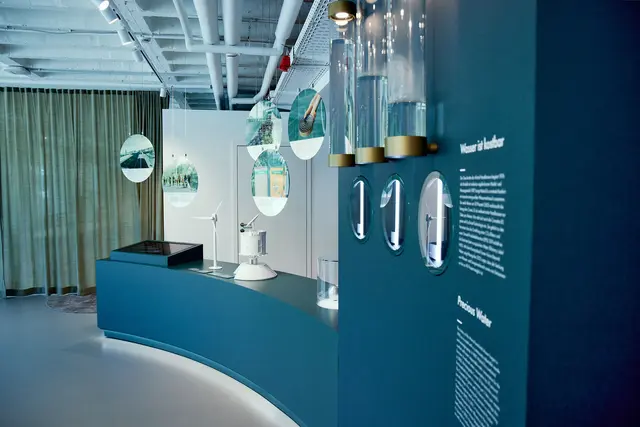 Die neue Hansgrohe Ausstellung „Taktgeber des Wassers. Seit 1901.“ in der Aquademie in Schiltach macht 125 Jahre Unternehmensgeschichte auf rund 400 Quadratmetern mit historischen Exponaten, multimedialen Inszenierungen und interaktiven Stationen erlebbar. | Foto: birke und partner