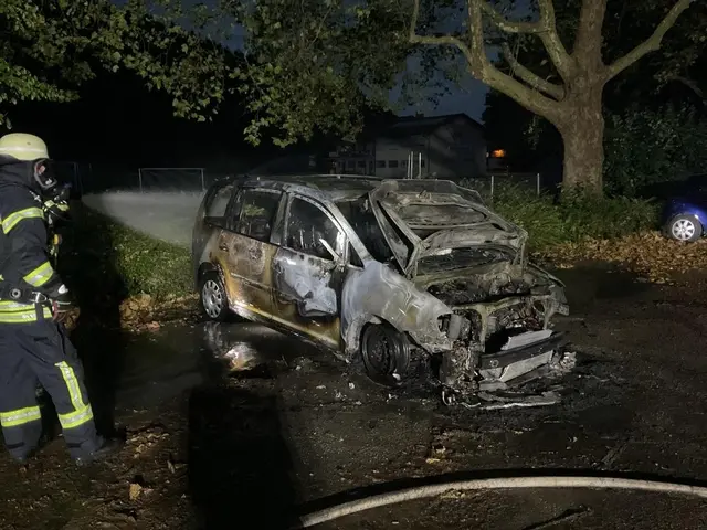 Am frühen Donnerstagsmorgen löschte die Feuerwehr Offenburg einen brennenden Minivan in Zunsweier. | Foto: Feuerwehr Offenburg