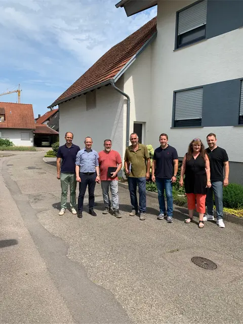 Bauarbeiten in der Schneidergasse in Achern-Mösbach starten . 
v.l.n.r.:
-	Matej Kampl, Projektleiter Ingenieurbüro RS
-	Philipp Sackmann, Geschäftsführung RS-Ingenieure
-	Markus Dinger, Projektleiter Stadt Achern
-	Volz Ralf, Fachbereichsleiter FG.7.2 Eigenbetriebe Technik 
-	Manuel Tabor, Oberbürgermeister Stadt Achern
-	Gabi Bär, Ortsvorsteherin Mösbach   
-	Andreas Kollefrath, Bürgermeister Stadt Achern   
 | Foto: Claudia Männle / Stadt Achern