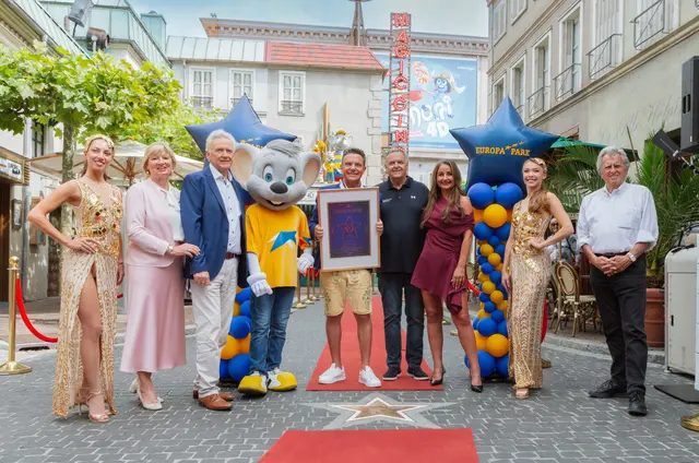 Die Familie Mack überreicht Stefan Mross feierlich seinen Stern auf dem Europa-Park "Walk of Fame".
V.l.n.r. Mauritia Mack, Jürgen Mack, Stefan Mross, Roland Mack, Eva Luginger und Werner Kimmig
	

 | Foto: Europa-Park