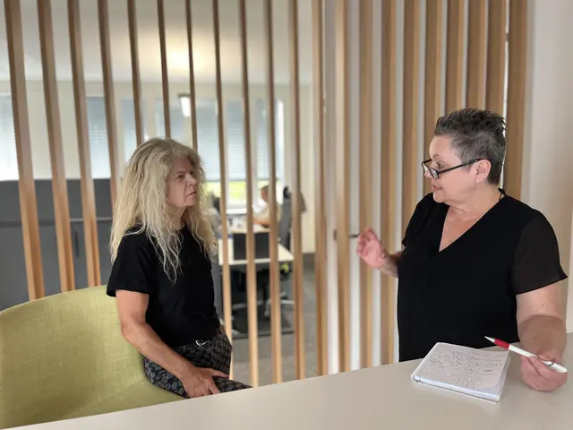 Wie viele Minijobber gibt es eigentlich im Ortenaukreis und in welchen Branchen? Chefredakteurin Anne-Marie Glaser (rechts) bat Theresia Denzer-Urschel, Vorsitzende der Geschäftsführung Agentur für Arbeit Offenburg, um konkrete Zahlen und deren Einordnung. | Foto: Christina Großheim