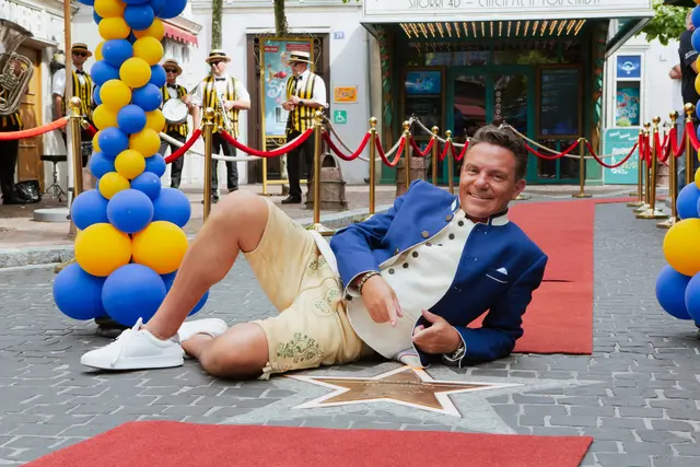 Stefan Mross präsentiert seinen Stern auf dem "Walk of Fame" in der französischen Filmstraße. | Foto: Europa-Park