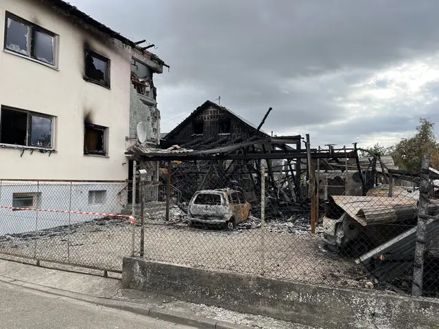 Das Feuer in der Kirchstraße in Altenheim hat vier Häuser unbewohnbar gemacht. Die Anwesen dürfen nicht betreten werden.  | Foto: Foto: gro