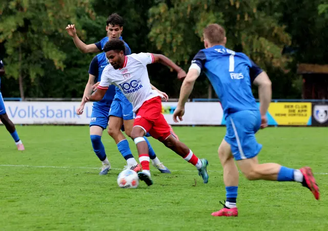 Denzlingens Issa Boje (Mitte ) entwischte den Lahrer Gegenspielern ein ums andere Mal, zum Leidwesen des Trainers. | Foto: Foto: Fissler