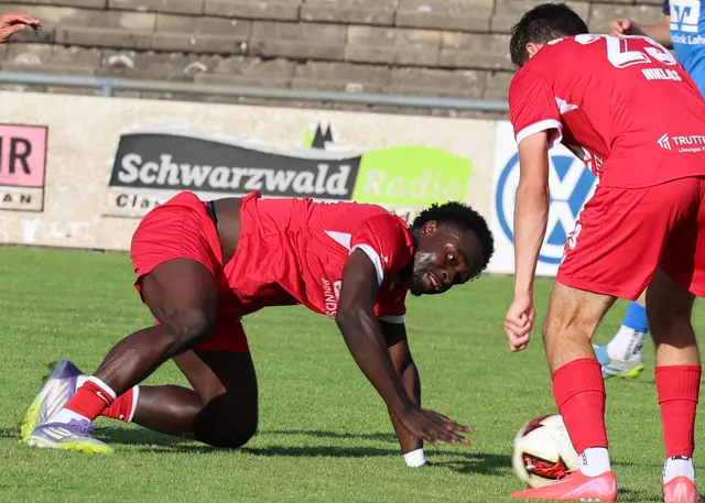 Sinnbildlich ist der Offenburger FV im ersten Heimspiel der Saison gegen die SpVgg Ottenau mit 1:2 ausgerutscht. | Foto: Foto: Fissler