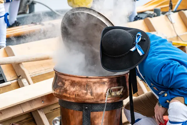 Der Dampf aus dem Kupferkessel beweist: Der Hirsebreis ist richtig heiß. | Foto: Stadt Kehl
