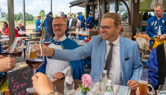 Anstoßen auf eine gelungene Reise durch drei Länder, die Pflege von Tradition und Kontakten. | Foto: Stadt Kehl