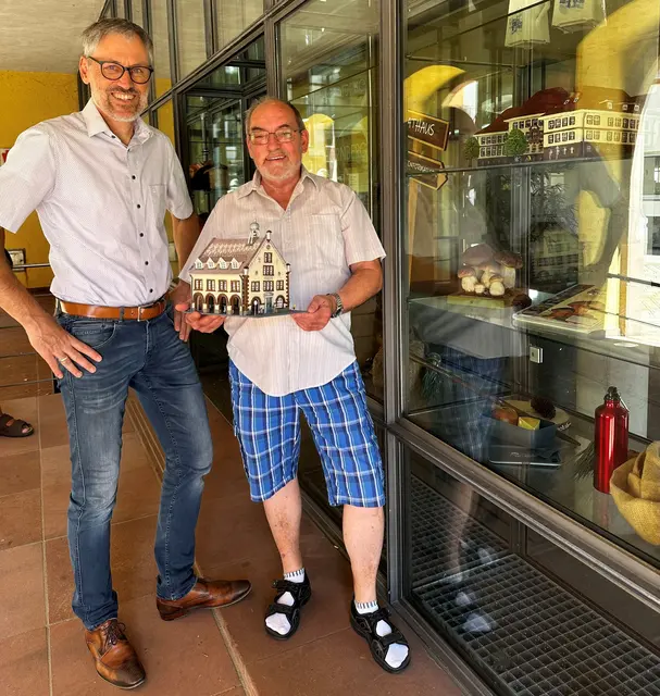 Bürgermeister Marc Winzer (l.) und Manfred Baier mit dem Rathausmodell | Foto: Stadtverwaltung Hornberg