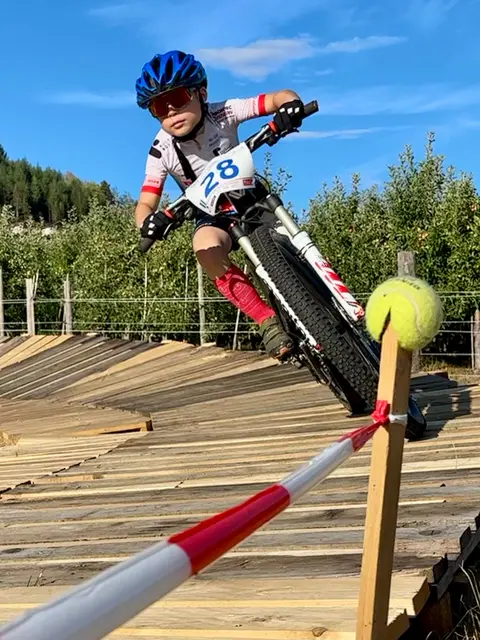 Lean Welte in der Steilkurve.