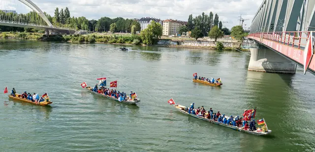 In ihren mittelalterlichen Kostümen fuhren die Teilnehmer an der Hirsebreifahrt von Zürich nach Straßburg auf ihren Langbooten in Kehl ein und winkten den Schaulustigen auf den Brücken zu. | Foto: Stadt Kehl
