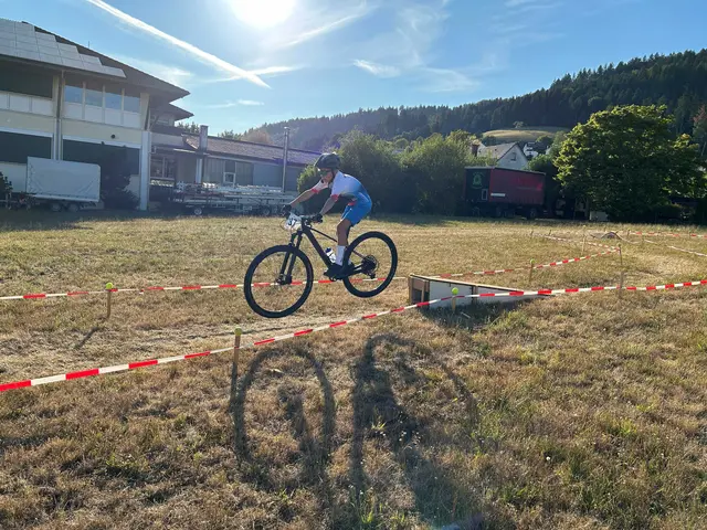 Max Gremmelspacher beim großen Sprung. 