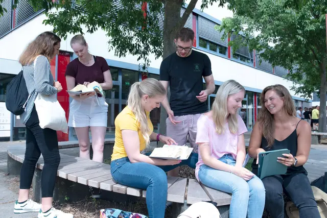 Karriere machen in der öffentlichen Verwaltung ist beliebt – Viele junge  Menschen wollen an den Verwaltungshochschulen Kehl und Ludwigsburg studieren.  | Foto: Hochschule Kehl