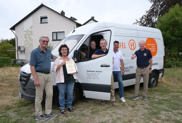 Der Tafelladen Achern hat einen neuen Kühltransporter. Das Bild zeigt Jürgen Klemm (v. l.) von den Kiwanis Achern/Ortenau mit Nicole Koller vom Caritasverband, die ehrenamtlichen Fahrer Hans Sackmann und Günter Dresel und die Präsidenten des Lions Clubs Achern, Frank Dickerhof und Raimond Wagner. | Foto: Caritasverband/Michaela Gabriel